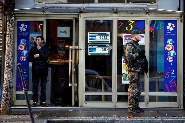 Un militar patrulla en París cerca de donde se produio el ataque de esta mañana.