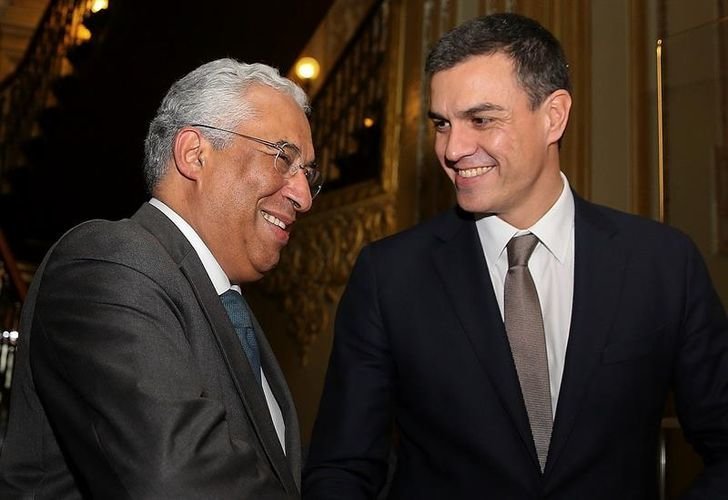 Pedro Sánchez y Antonio Costa se saludan al comienzo de su encuentro.