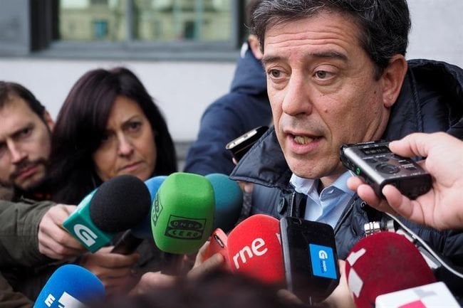 El secretario general del PSdeG, José Ramón Gómez Besteiro, atiende a los medios a su salida de los juzgados de Lugo.