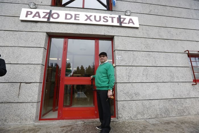 El alcalde de Boborás, a las puertas del Pazo de Xustiza.