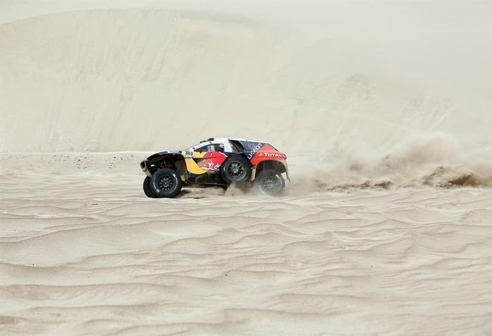 El Peugeut de Sainz en las dunas de Argentina.