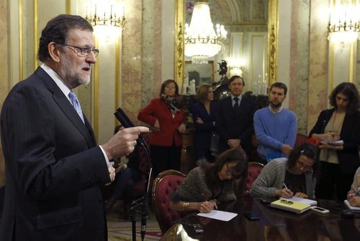 El presidente del PP, Mariano Rajoy, hace declaraciones tras la reunión que el grupo parlamentario popular ha celebrado hoy en el Congreso antes de la sesión constitutiva de la Cámara Baja.