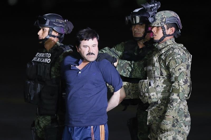 El Ejército muestra al Chapo ante los fotógrafos después de ser capturado.
