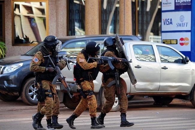 Las fuerzas de asalto, en las inmediaciones del hotel atacado en Burkina Faso.
