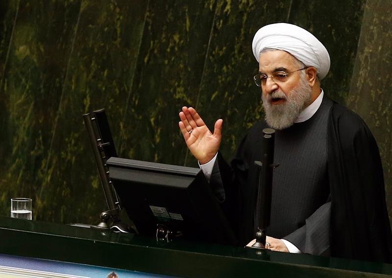 El presidente de Irán, Hassan Rowhani, interviene en el parlamento nacional.