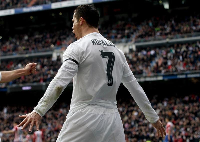 El delantero del Real Madrid Cristiano Ronaldo (d) celebra su segundo gol con el defensa Carvajal | JUANJO MARTÍN (EFE)