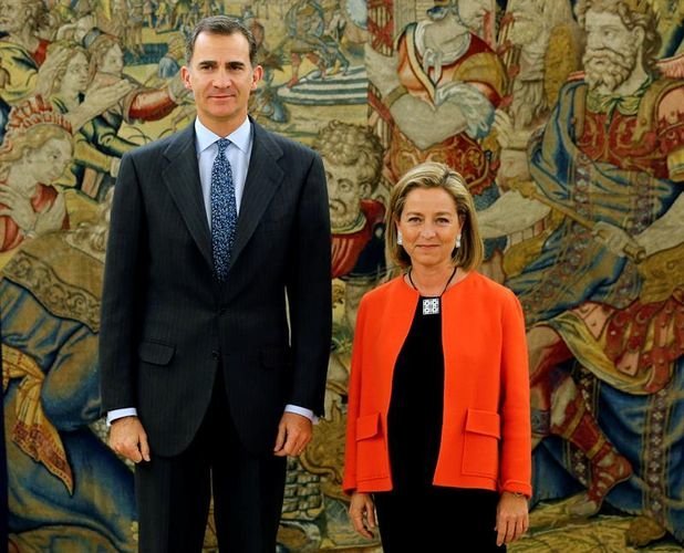 El Rey junto a la diputada de Coalición Canaria Ana Oramas durante la recepción en el Palacio de la Zarzuela.