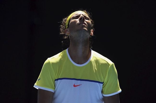 El tenista español Rafael Nadal lamenta una mala jugada ante su compatriota Fernando Verdasco durante su partido de primera ronda del Abierto de Australia de tenis disputado en Melbourne.