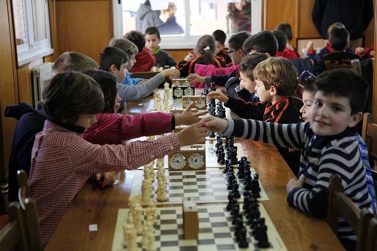 Los escolares, disputando sus partidas en la Asociación de Vecinos Barrocás.
