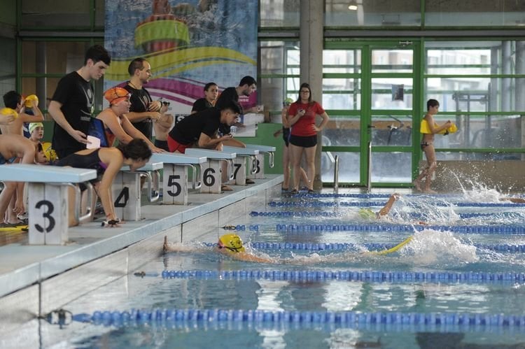 Un nadador toca la pared de la piscina Rosario Dueñas para acabar su ejercicio y lograr la mejor marca.