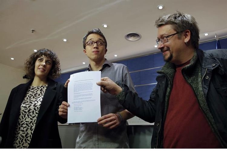 El número dos de Podemos, Íñigo Errejón (c) junto a Alexandra Fernández (En Marea Podemos) y Xavier Domènech (En Comú-Podem) durante la rueda de prensa ofrecida para explicar el acuerdo para formar los grupos en el Congreso de los Diputados.