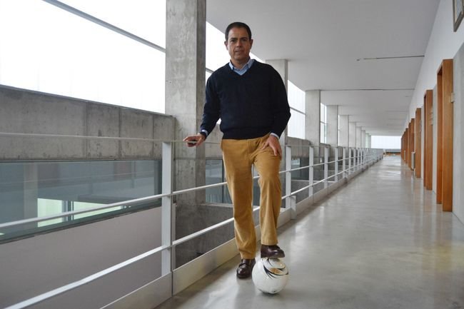 Javier Miñano durante a súa recente visita a Ciencias da Educación e do Deporte.