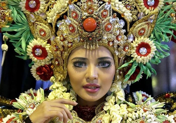 Una indonesia vestida con un traje tradicional, en el estand de Indonesia, durante la 36 Feria internacional de turismo Fitur que se celebra en el recinto Ifema de Madrid.