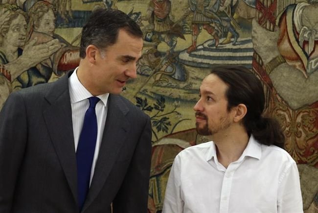 El Rey Felipe VI recibe al líder de Podemos, Pablo Iglesias, durante la ronda de consultas para proponer un candidato a la Presidencia del Gobierno.