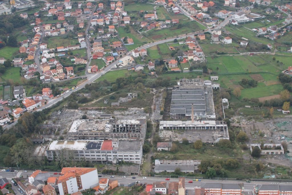 <p>Vista de los terrenos de GEA en la parroquia de Cabral donde se aprecia la magnitud que tuvo la factoría. Las instalaciones están abandonadas a la espera de convertirse en viviendas.</p>