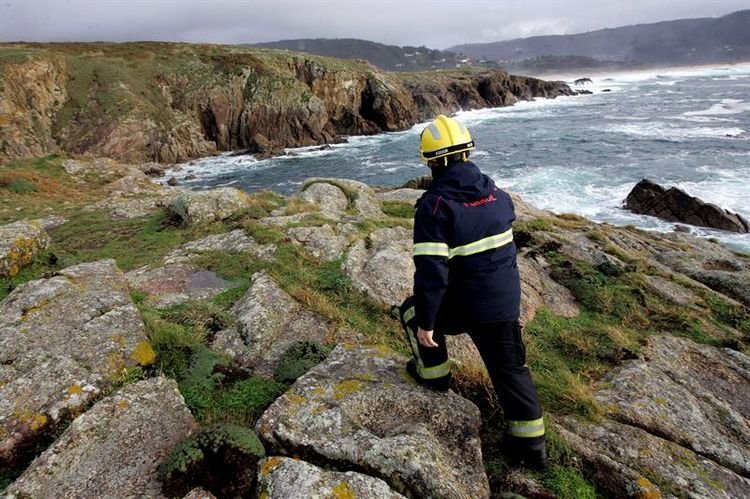 Uno de los efectivos que participa en el dispositivo de búsqueda del joven que cayó al mar el pasado sábado en Ferrol, en la zona de los acantilados de Lobadiz.