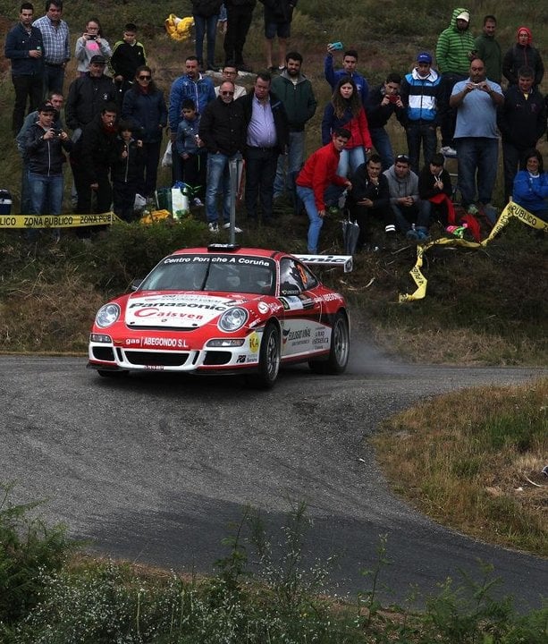 Iván Ares, a bordo del Porsche con el que logró la victoria en el Rally de Ourense 2015