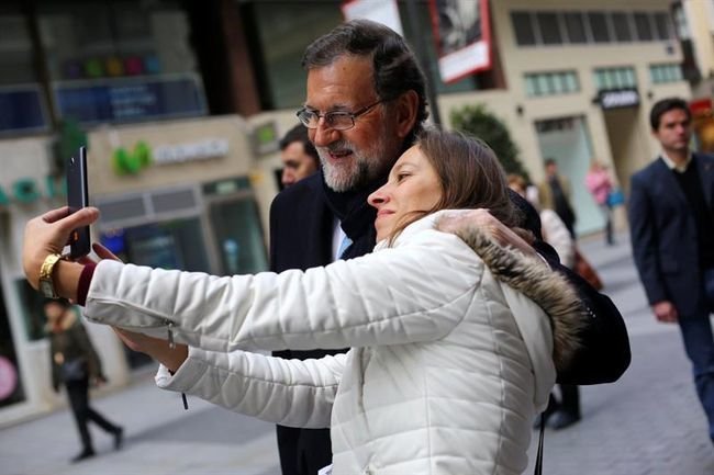 Rajoy posa con una simpatizante para un &#39;selfie&#39;.