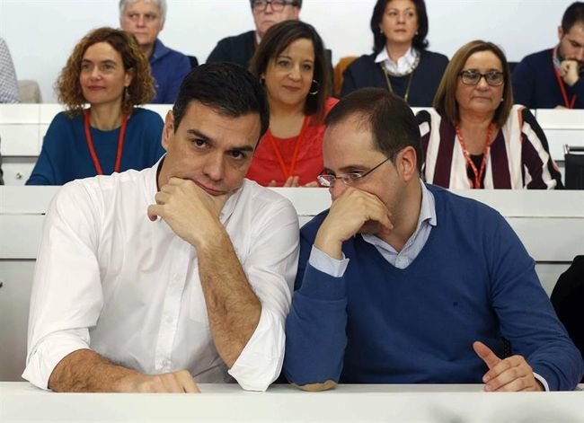 Sánchez y Luena conversan en el Comité Federal del PSOE.