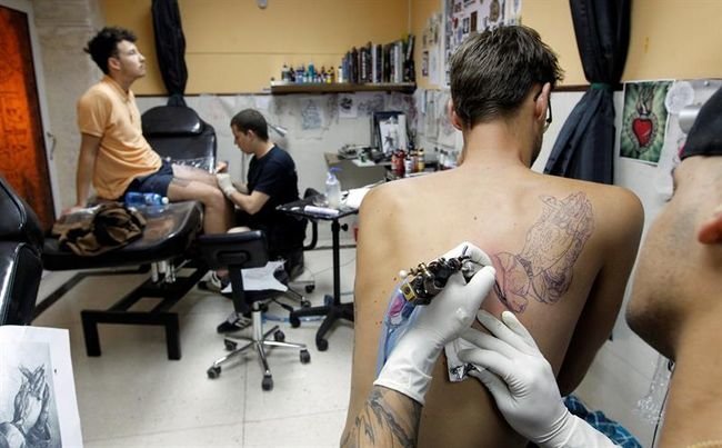 Jóvenes se tatúan en &#34;La Marca&#34;, el primer estudio de tatuajes &#34;profesional&#34; cubano.