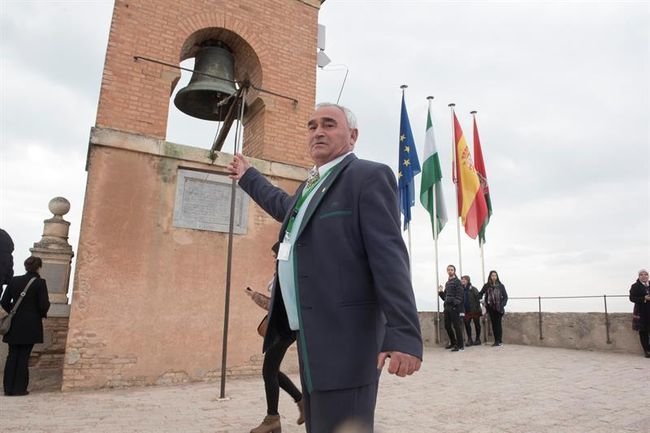 Miguel Martínez Bazataquín lleva casi cuatro décadas agitando las campanas de la Alhambra.