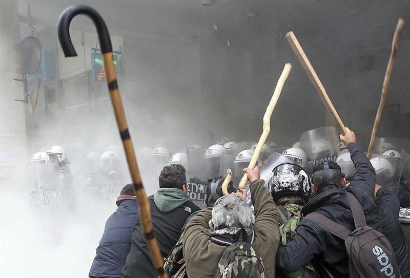 Ganaderos y agricultores se enfrentan a los antidisturbios durante una protesta en Atenas.