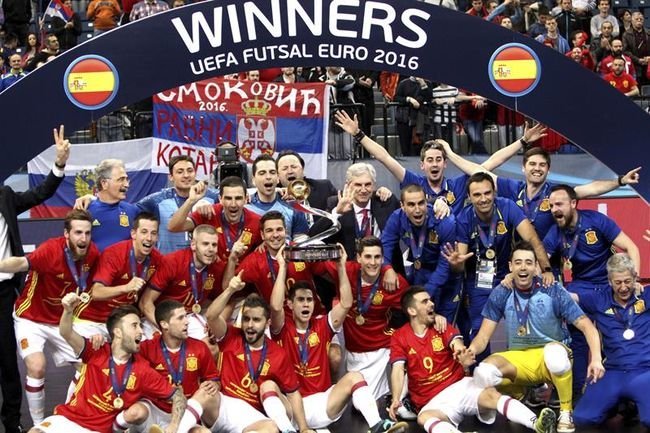 La selección española celebra tras ganar a Rusia para proclamarse campeones de Europa de fútbol sala.