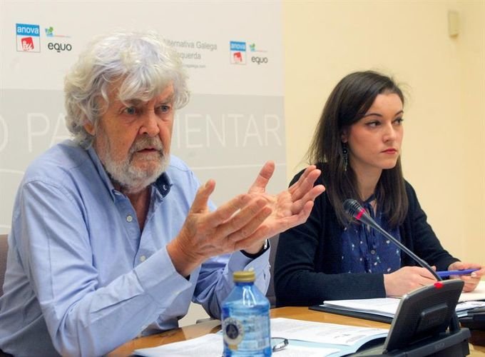 El portavoz y la viceportavoz de Alternativa Galega de Esquerda (AGE), Xosé Manuel Beiras y Eva Solla.