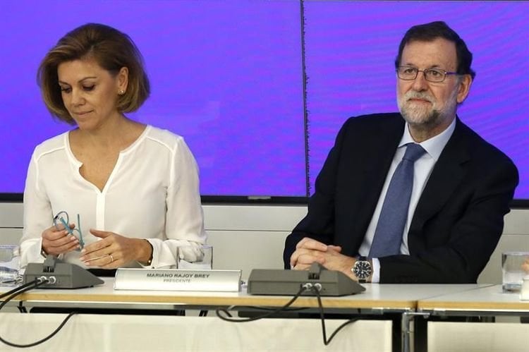 El jefe del Ejecutivo en funciones y presidente del PP, Mariano Rajoy, y la secretaria general del partido, María Dolores de Cospedal.