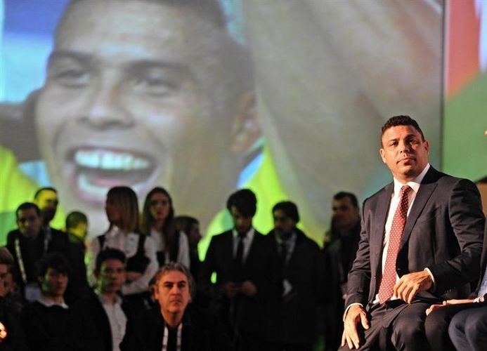 l exfutbolista brasileño Ronaldo posa durante la ceremonia de entrega de los premios del Salón de la Fama del fútbol italiano celebrada en Florencia.
