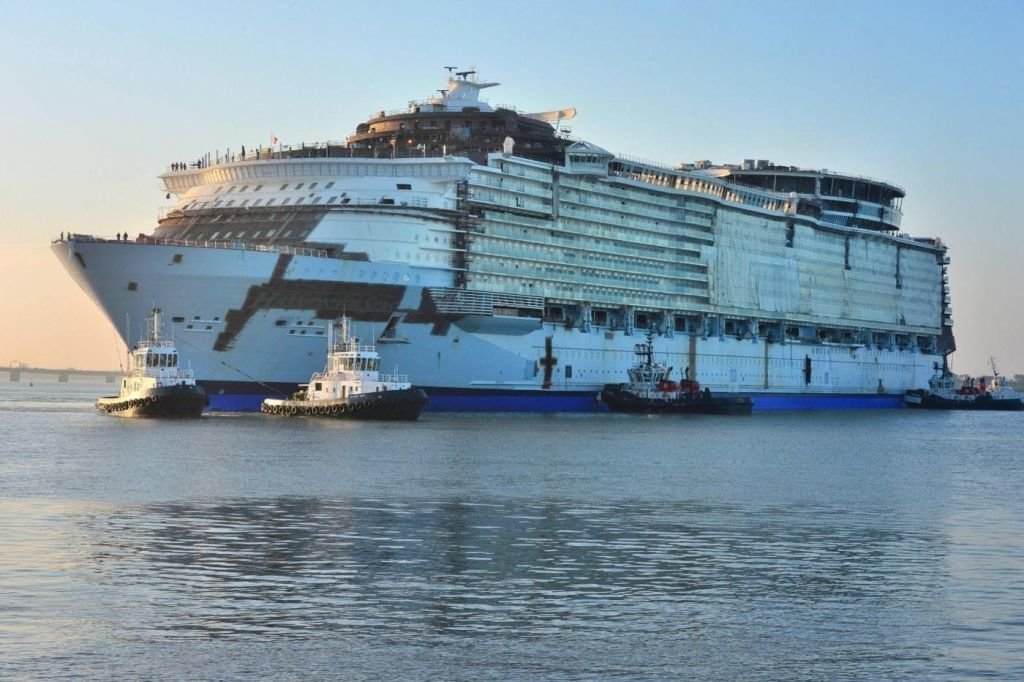 El gigante "Harmony of the Seas", realizando pruebas tras su salida del dique. En mayo entra en servicio.