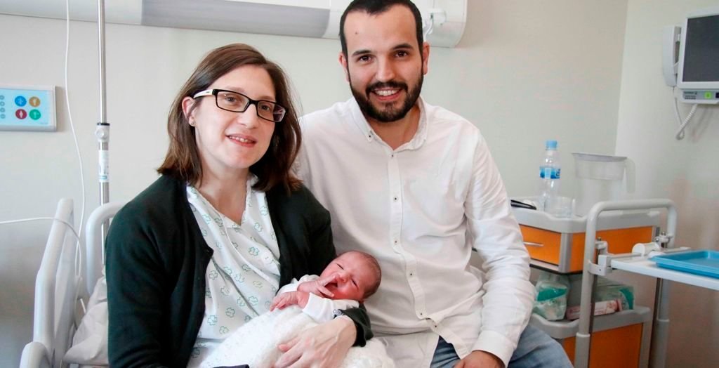 André Castro Galán, con sus padres, tras nacer ayer en el Cunqueiro. //jv landín