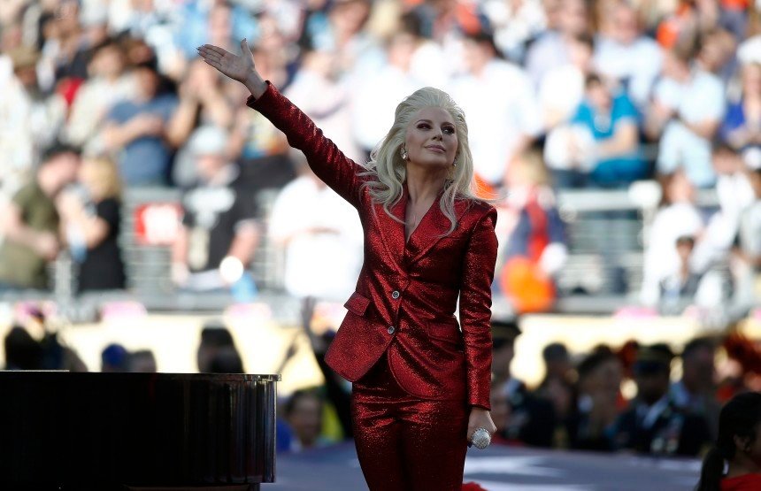 MCX09. Santa Clara (United States), 07/02/2016.- US singer Lady Gaga performs the national anthem before the start of the NFL's Super Bowl 50 between the AFC Champion Denver Broncos and the NFC Champion Carolina Panthers at Levi's Stadium in Santa Clara, California, USA, 07 February 2016. (Estados Unidos) EFE/EPA/TANNEN MAURY ** Usable by HOY, FL-ELSENT and SD Only **