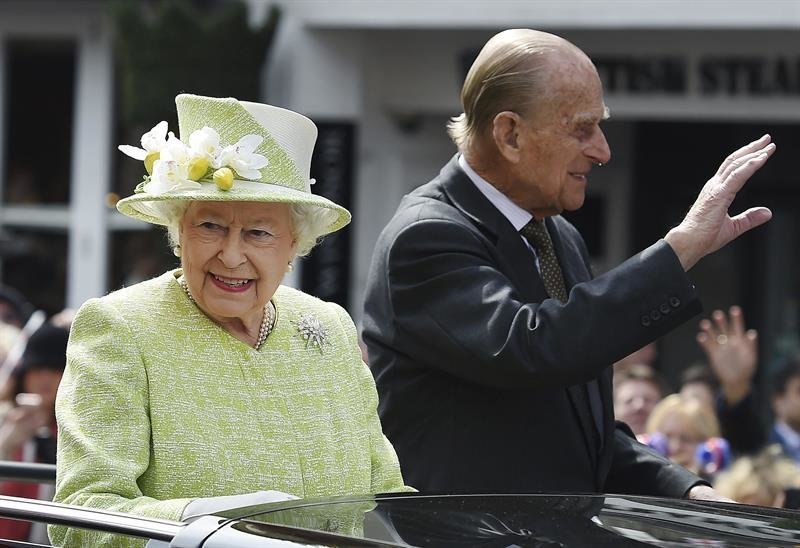 La reina Isabel II de Inglaterra y el príncipe Felipe de Edimburgo saludan al público