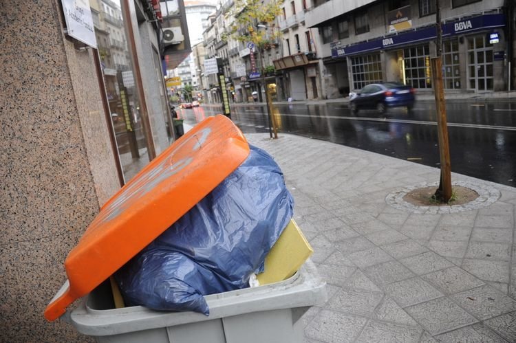 Fotos de basura en algunas calles de Ourense