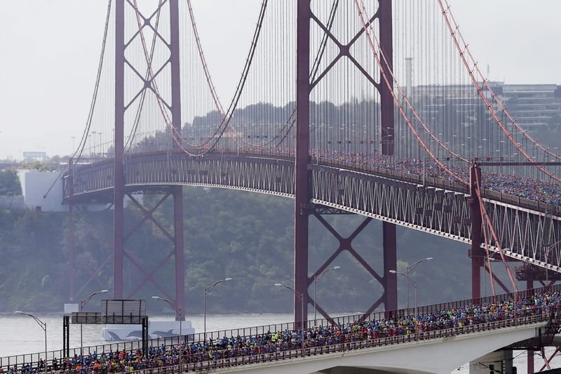 . Lisbon (Portugal), 24/03/2013.- Thousands of athletes cross the 25th April bridge over the Tagus river during their participation at the 23th Lisbon Half Marathon, in Lisbon, Portugal, 24 March 2013. EFE/EPA/JOAO RELVAS
