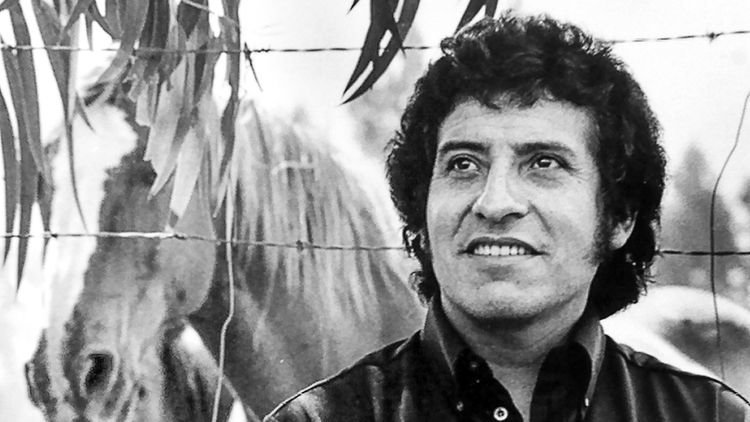 Chilean singer Victor Jara is seen in this undated file picture. The life and times of Jara, who was killed in the first few days of the dictatorship of Gen Augusto Pinochet which started in September 1973, is set to be reborn. Warner Music is to redistribute his folk songs on a global basis from 2002 and British actress Emma Thompson is working on the script of a film which she hopes to direct about the son of a peasant farmer. Spanish actor-heartthrob Antonio Banderas has reportedly expressed interest in playing the role of Jara.   TO GO WITH FEATURE BC-LIFE-CHILE-JARA                         REUTERS/Victor Jara Foundation