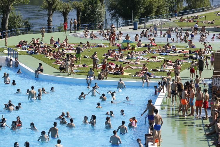 Ourense. 21-06-16. Local. Fotos da Calor en Ourense. Na foto as piscinas de Oira.
Foto.:Xesús Fariñas