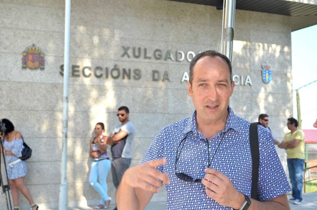 Luis Testera, ayer a la salida de los juzgados de Vigo.