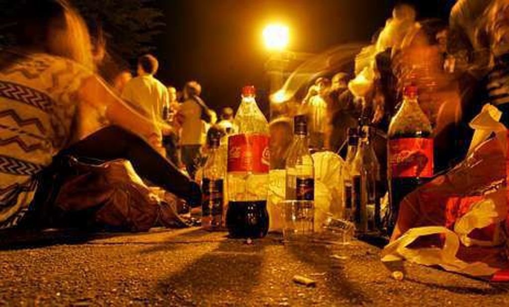 Pese a que los locales echan el cierre a las dos de la madrugada el consumo de alcohol continúa en la calle.