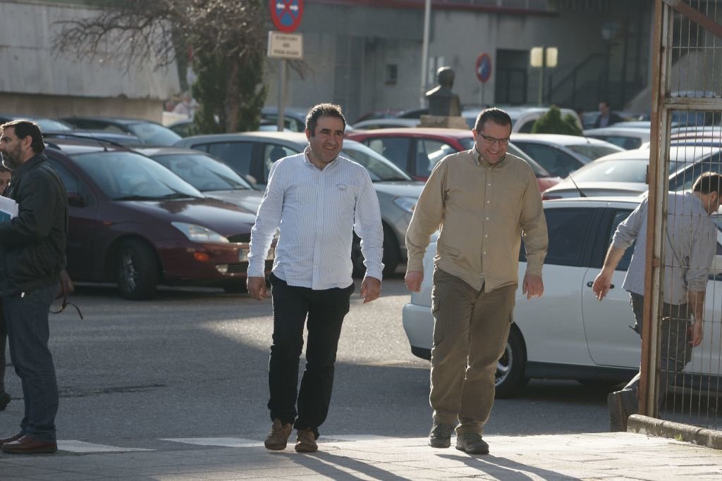 José Manuel Costas, a la izquierda, con su hermano, entrando en los juzgados de Vigo.