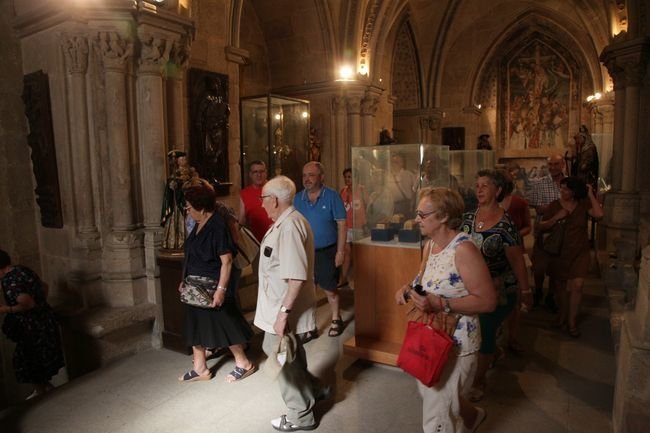 Ourense. 2-08-2016. Catedral, grupo de turistas en visita guiada dentro del Plan Termal de la Deputación. Museo Catedralicio. Paz