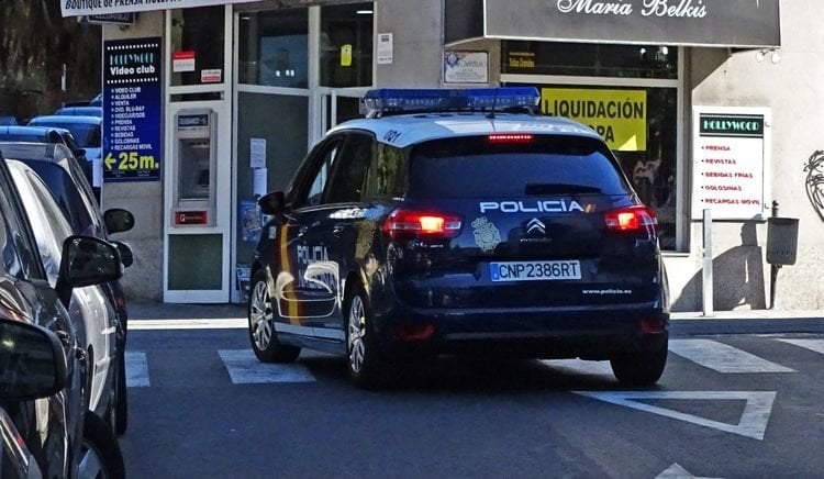 Coche de la policía nacional de patrulla por Ourense.