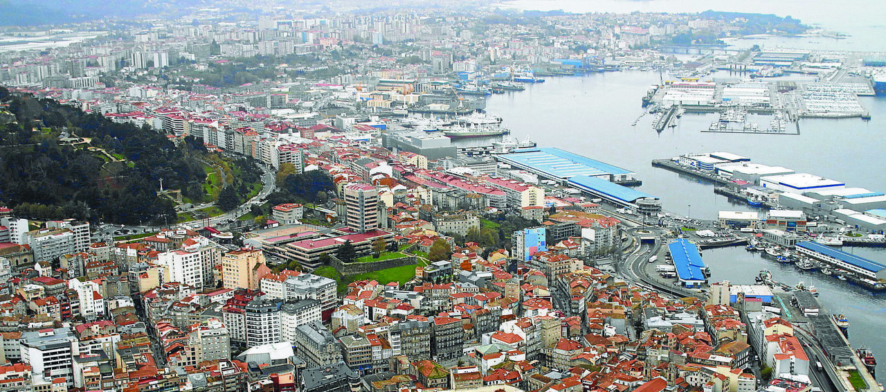 Vista aéra del centro histórico, el ensanche, el Castro y el Puerto de Vigo,