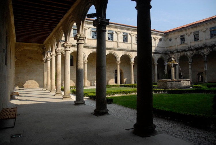 16-06-10 claustro del monasterio de San Clodio, Leiro