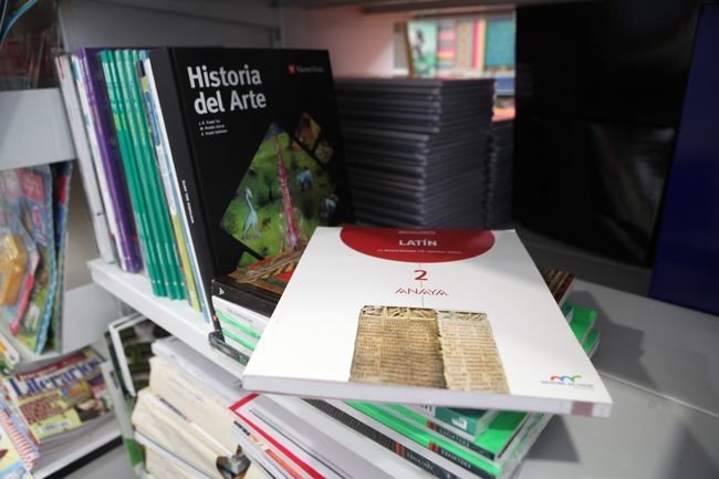 Libros de texto en una librería de Ourense.
