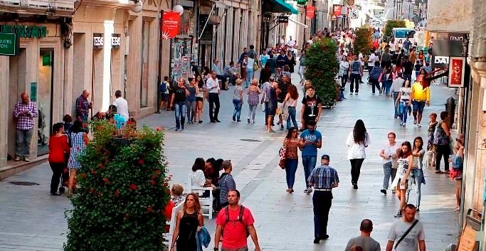 La calle del Príncipe es una de las más transitadas de Vigo