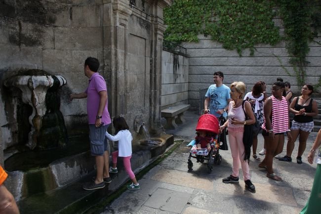 Ourense. 20-08-2016. Turistas en las Burgas. Paz