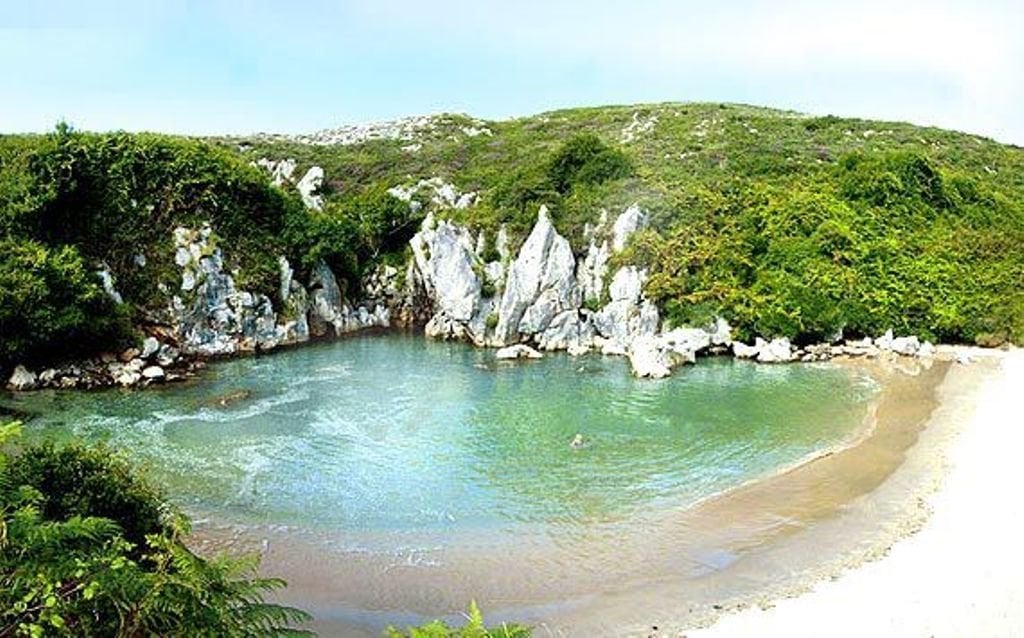 Playa Gulpiyuri, en Asturias. La única sin mar: está tras el monte.
