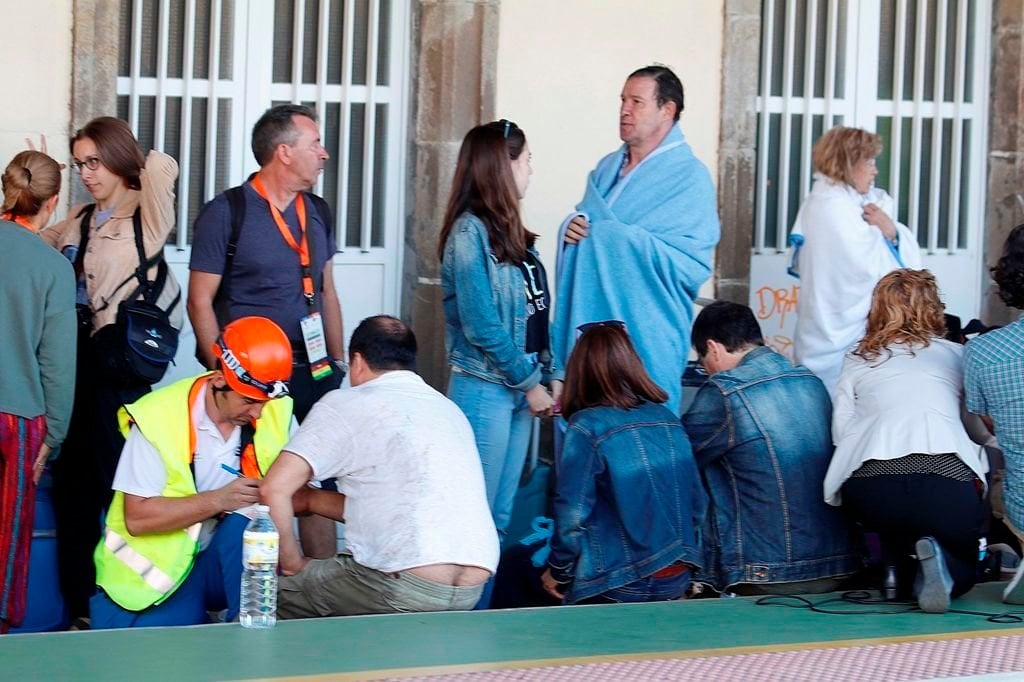 Los heridos fueron atendidos en un primer momento en la estación de O Porriño y luego trasladados a centros sanitarios.
